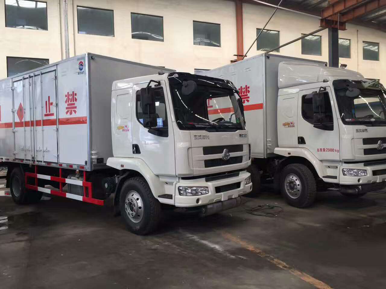 柳汽国五6米6易燃液体厢式运输车 (2).jpg