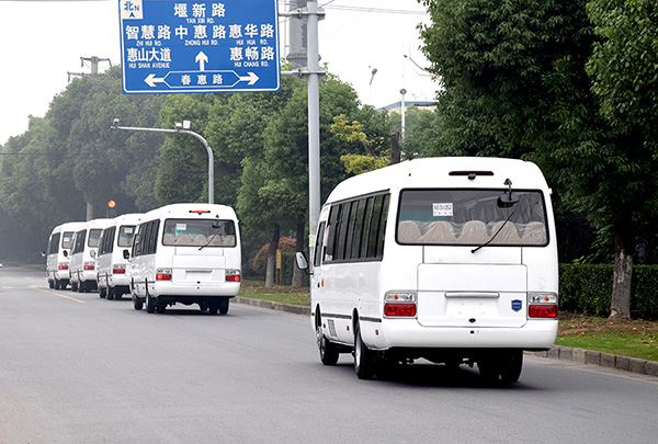 华新牌考斯特造型31座客车批量出口海外4x.jpg