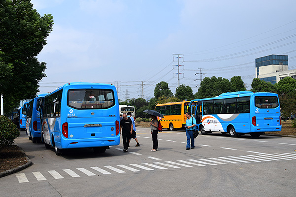 20180919 华新牌 6.7米天然气客车批量发往四川 -1.jpg