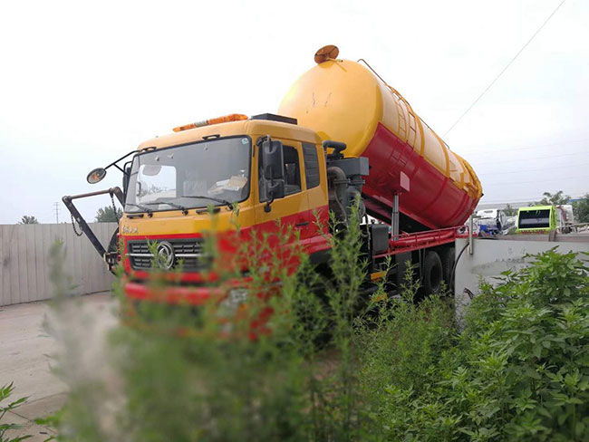 东风天龙前四后八清洗吸污车.jpg