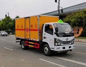 CLW5040XRYE6型易燃液体厢式运输车1.jpg