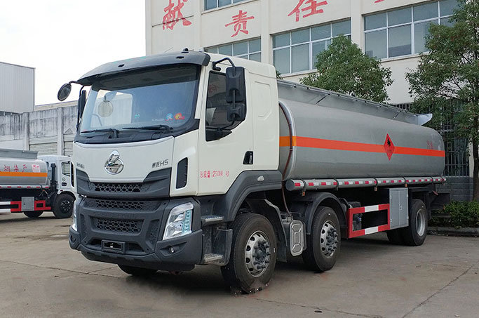 东风柳汽24方小三轴运油车.jpg