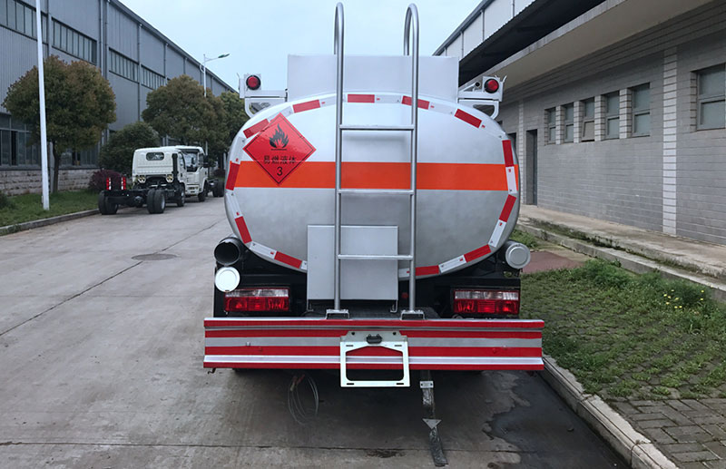 东风5吨小型加油车.jpg