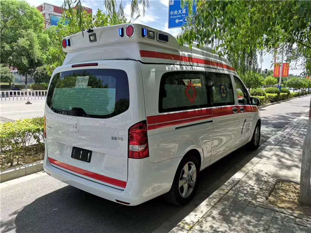 奔驰威霆救护车.jpg