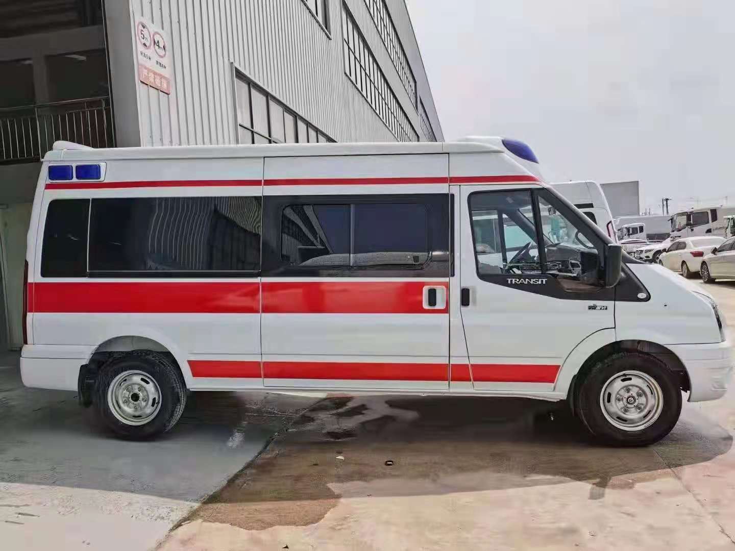 国六V348长轴中顶监护型一体化内饰带负压救护车