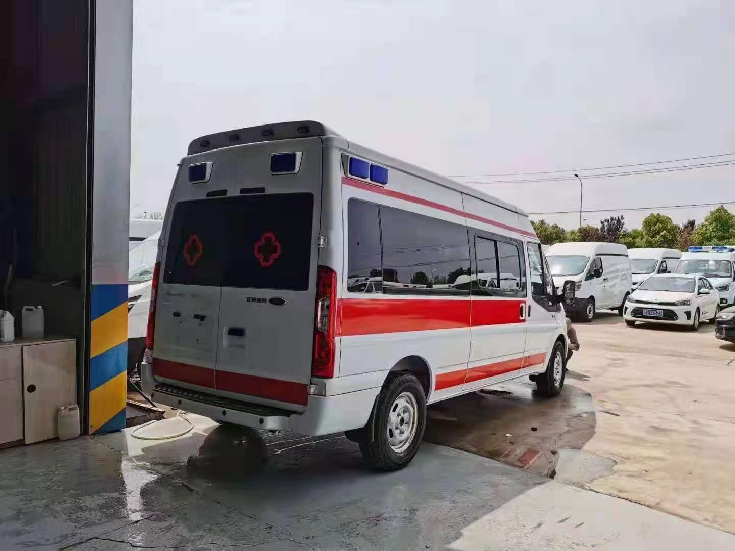 国六V348长轴中顶监护型一体化内饰带负压救护车