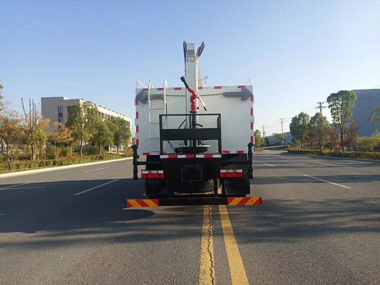 东风D9太阳能板清洗车