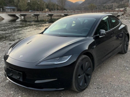 特斯拉Model 3.jpg